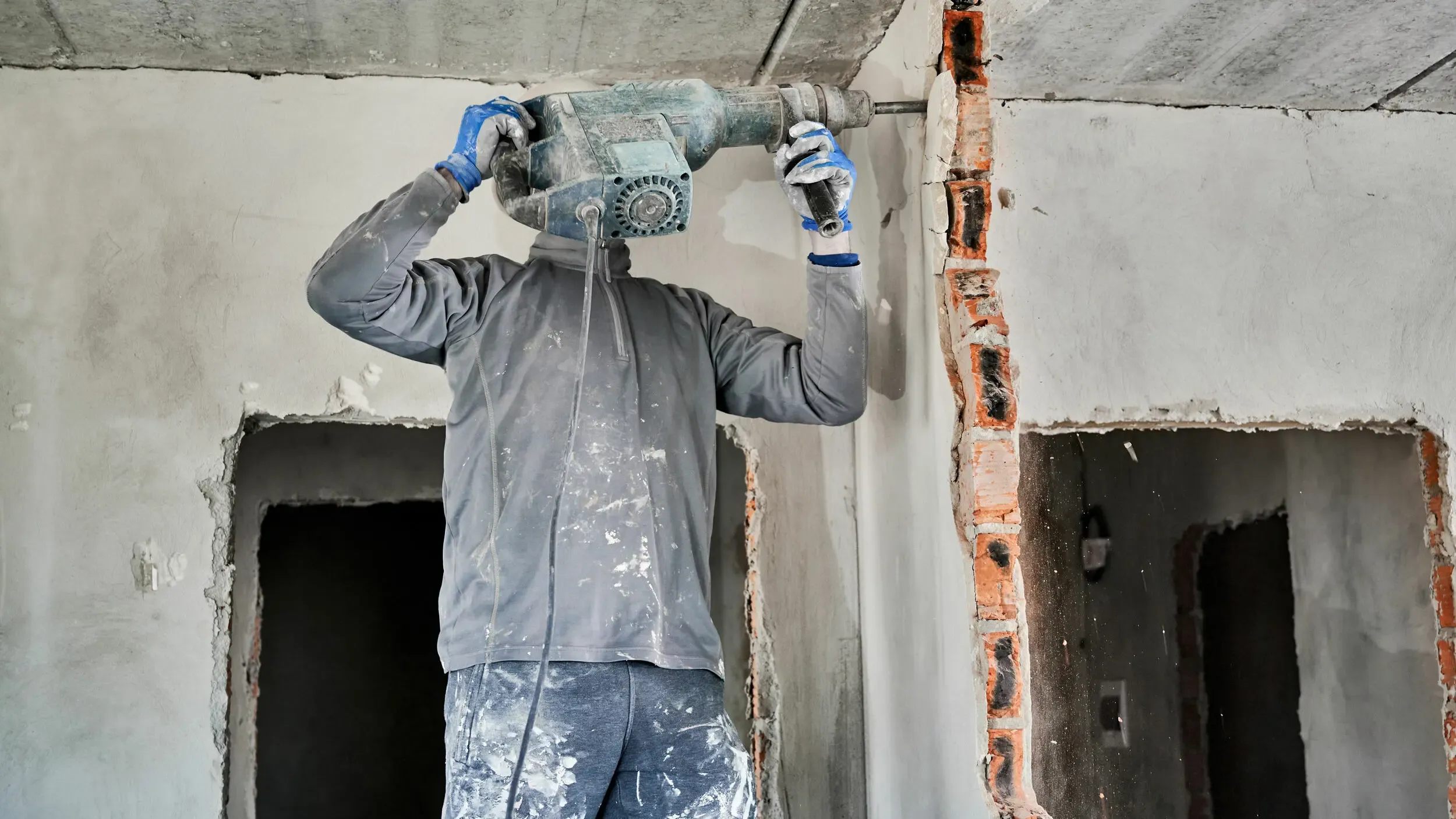 Демонтаж стен и перегородок-фото