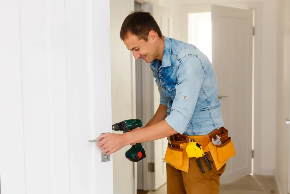 Монтаж міжкімнатних дверей Монтаж міжкімнатних дверей -фото